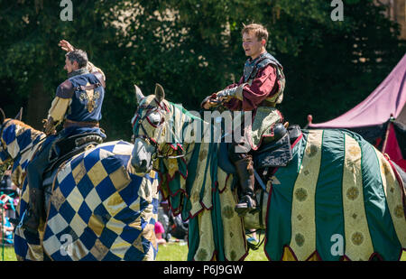 Giostre e fiera medievale al Palazzo di Linlithgow, Linlithgow, Scozia, Regno Unito, 30 giugno 2018. Ambiente storico la Scozia inaugura il suo programma di intrattenimento estivo con una favolosa esposizione di giostre medievali nei terreni dello storico castello. Il giostre è eseguito dalla squadra di stunt equini Les Amis D'Onno. Cavalieri a cavallo Foto Stock