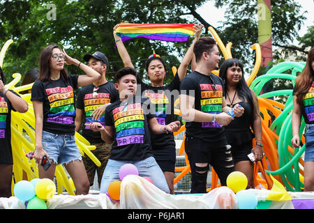 Manila, Filippine. Il 30 giugno, 2018. I partecipanti in ballo nel loro galleggiante prima della sfilata inizia.migliaia si sono riuniti intorno al Marikina Sports Center a Manila, Filippine per il grande orgoglio di marzo e Festival 2018. La metropolitana di Manila orgoglio mira a fornire una sicura, informato di intersezione, educativo e potenziando gli spazi per i gay filippini. Credito: Patrick Torres/SOPA Immagini/ZUMA filo/Alamy Live News Foto Stock