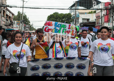 Manila, Filippine. Il 30 giugno, 2018. I partecipanti con il loro slogan che promuove la parità.migliaia si sono riuniti intorno al Marikina Sports Center a Manila, Filippine per il grande orgoglio di marzo e Festival 2018. La metropolitana di Manila orgoglio mira a fornire una sicura, informato di intersezione, educativo e potenziando gli spazi per i gay filippini. Credito: Patrick Torres/SOPA Immagini/ZUMA filo/Alamy Live News Foto Stock