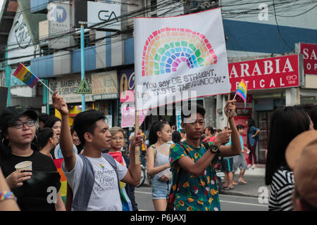 Manila, Filippine. Il 30 giugno, 2018. I partecipanti illustreranno i loro messaggi al pubblico.migliaia si sono riuniti intorno al Marikina Sports Center a Manila, Filippine per il grande orgoglio di marzo e Festival 2018. La metropolitana di Manila orgoglio mira a fornire una sicura, informato di intersezione, educativo e potenziando gli spazi per i gay filippini. Credito: Patrick Torres/SOPA Immagini/ZUMA filo/Alamy Live News Foto Stock