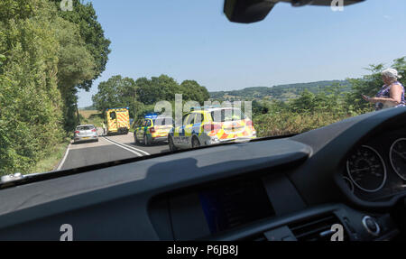 Servizio di emergenza veicoli sulla scena di un incidente sulla 303 percorso di vacanza nel Devon causando lunghi fare code di traffico Foto Stock