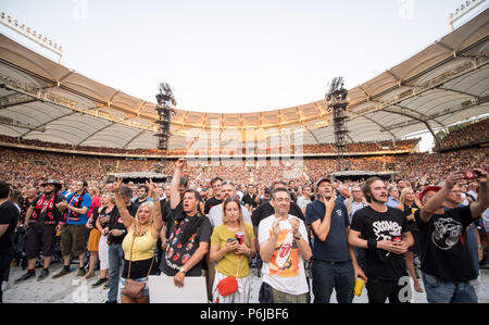 Stuttgart, Germania. Il 30 giugno, 2018. I fan di applaudire ad un concerto dei Rolling Stones durante il loro tour europeo 'nessun filtro' alla Mercedes Benz-Arena. Credito: Sebastian Gollnow/dpa/Alamy Live News Foto Stock