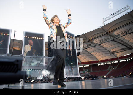 Stuttgart, Germania. Il 30 giugno, 2018. Il cantante Mick Jagger sul palco a un concerto dei Rolling Stones durante il loro tour europeo 'nessun filtro' alla Mercedes Benz-Arena. Credito: Sebastian Gollnow/dpa/Alamy Live News Foto Stock