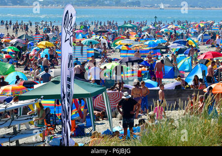 West Wittering spiaggia su una estati calde nel weekend di luglio ,impaccata con trippers giorno godendo della canicola e nuoto in acqua frizzante sulla sua spiaggia Bandiera Blu Foto Stock