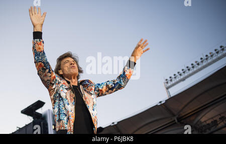 Stuttgart, Germania. Il 30 giugno, 2018. Il cantante Mick Jagger sul palco a un concerto dei Rolling Stones durante il loro tour europeo 'nessun filtro' alla Mercedes Benz-Arena. Credito: Sebastian Gollnow/dpa/Alamy Live News Foto Stock