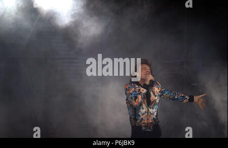 Stuttgart, Germania. Il 30 giugno, 2018. Il cantante Mick Jagger sul palco a un concerto dei Rolling Stones durante il loro tour europeo 'nessun filtro' alla Mercedes Benz-Arena. Credito: Sebastian Gollnow/dpa/Alamy Live News Foto Stock