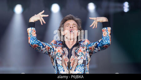 Stuttgart, Germania. Il 30 giugno, 2018. Il cantante Mick Jagger sul palco a un concerto dei Rolling Stones durante il loro tour europeo 'nessun filtro' alla Mercedes Benz-Arena. Credito: Sebastian Gollnow/dpa/Alamy Live News Foto Stock