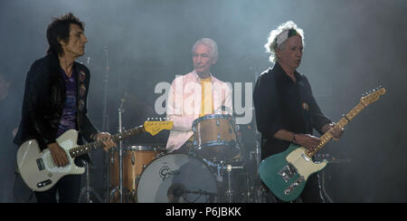 Stuttgart, Germania. Il 30 giugno, 2018. I Rolling Stones sul palco durante un concerto durante il loro tour europeo 'nessun filtro' alla Mercedes Benz-Arena. Credito: Sebastian Gollnow/dpa/Alamy Live News Foto Stock