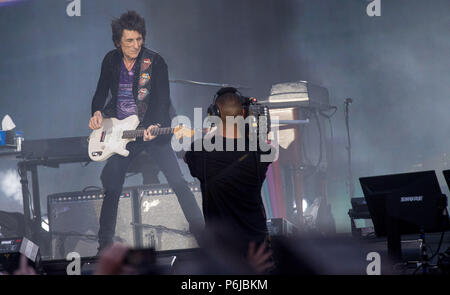 Stuttgart, Germania. Il 30 giugno, 2018. Il chitarrista Ron Wood sul palco a un concerto dei Rolling Stones durante il loro tour europeo 'nessun filtro' alla Mercedes Benz-Arena. Credito: Sebastian Gollnow/dpa/Alamy Live News Foto Stock