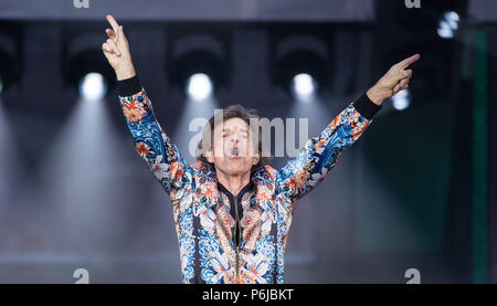 Stuttgart, Germania. Il 30 giugno, 2018. Il cantante Mick Jagger sul palco a un concerto dei Rolling Stones durante il loro tour europeo 'nessun filtro' alla Mercedes Benz-Arena. Credito: Sebastian Gollnow/dpa/Alamy Live News Foto Stock