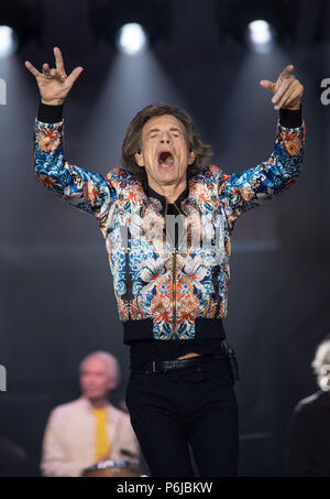 Stuttgart, Germania. Il 30 giugno, 2018. Il cantante Mick Jagger sul palco a un concerto dei Rolling Stones durante il loro tour europeo 'nessun filtro' alla Mercedes Benz-Arena. Credito: Sebastian Gollnow/dpa/Alamy Live News Foto Stock