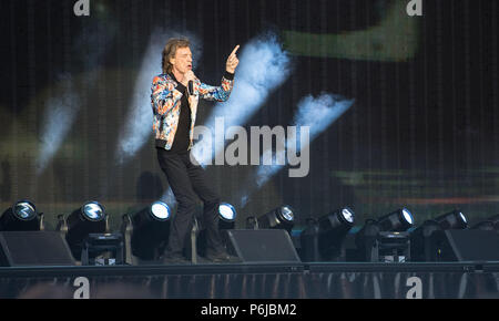 Stuttgart, Germania. Il 30 giugno, 2018. Il cantante Mick Jagger sul palco a un concerto dei Rolling Stones durante il loro tour europeo 'nessun filtro' alla Mercedes Benz-Arena. Credito: Sebastian Gollnow/dpa/Alamy Live News Foto Stock