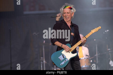 Stuttgart, Germania. Il 30 giugno, 2018. Il chitarrista Keith Richards sul palco a un concerto dei Rolling Stones durante il loro tour europeo 'nessun filtro' alla Mercedes Benz-Arena. Credito: Sebastian Gollnow/dpa/Alamy Live News Foto Stock