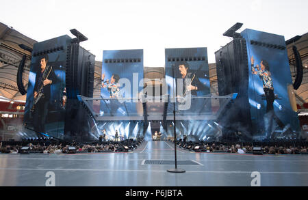 Stuttgart, Germania. Il 30 giugno, 2018. I Rolling Stones sul palco durante un concerto durante il loro tour europeo 'nessun filtro' alla Mercedes Benz-Arena. Credito: Sebastian Gollnow/dpa/Alamy Live News Foto Stock