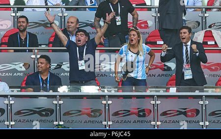 Kazan, Russia. 30 GIU, 2018. Argentina - Francia, calcio, Kazan, Giugno 30, 2018 Diego MARADONNA, ARG, ex giocatore, celebra il traguardo con 2-1 accanto a Ronaldo ARGENTINA - Francia Coppa del Mondo FIFA 2018 RUSSIA, meglio di 16 , stagione 2018/2019, 30 giugno 2018 Stadium K a z a n - a r e n un a Kazan, Russia. © Peter Schatz / Alamy Live News Foto Stock