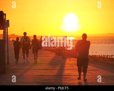 Sheerness, Kent, Regno Unito. Il 30 giugno, 2018. Regno Unito Meteo: il tramonto a Sheerness, Kent. Credito: James Bell/Alamy Live News Foto Stock