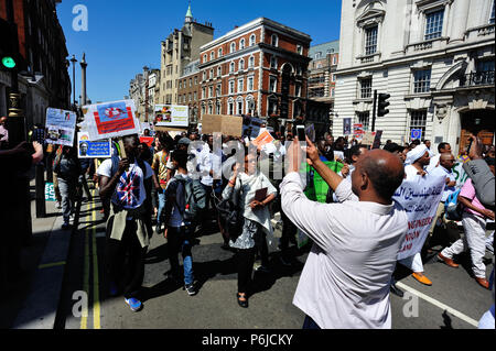 Londra, Regno Unito. 30 giugno 2018 Marcia di protesta contro il governo del Sudan ha luogo lungo Whitehall a Downing Street, Londra, Regno Unito Foto Stock