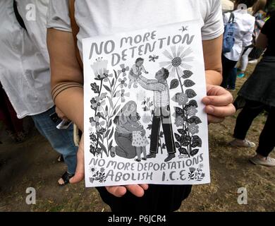 Portland, Oregon, Stati Uniti d'America. Il 30 giugno, 2018. Le persone si radunano nel centro di Portland per dimostrare contro il Trump dell amministrazione di "tolleranza zero"" le politiche di separare i figli dai genitori che cercano asilo negli Stati Uniti. Portland è una delle centinaia di città acoss U.S. azienda sorella rally per la mothership 'Famiglie appartengono insieme raduno a Washington, DC Credito: Brian Cahn/ZUMA filo/Alamy Live News Foto Stock