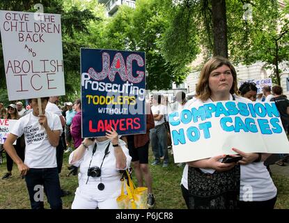 Portland, Oregon, Stati Uniti d'America. Il 30 giugno, 2018. Le persone si radunano nel centro di Portland per dimostrare contro il Trump dell amministrazione di "tolleranza zero"" le politiche di separare i figli dai genitori che cercano asilo negli Stati Uniti. Portland è una delle centinaia di città acoss U.S. azienda sorella rally per la mothership 'Famiglie appartengono insieme raduno a Washington, DC Credito: Brian Cahn/ZUMA filo/Alamy Live News Foto Stock