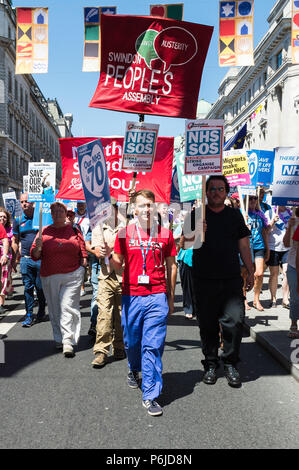 Londra, Regno Unito. Il 30 giugno, 2018. Migliaia di dimostranti prendere parte in un marzo seguita da un rally al di fuori di Downing Street nel centro di Londra per celebrare il settantesimo anniversario del Servizio Sanitario Nazionale. I dimostranti chiedono un fine alle politiche di austerità che portano alla sottocapitalizzazione e la carenza di personale nel servizio sanitario nazionale, e la domanda che resta di proprietà pubblica e accessibile a tutti. Credito: Wiktor Szymanowicz/Alamy Live News Foto Stock