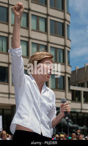 Boston, Massachusetts, USA. Il 30 giugno, 2018. Stati Uniti Il senatore Elizabeth Warren (Democrat Massachusetts) solleva il suo pugno come lei ha parlato a migliaia dal retro di un carrello a Boston City Hall durante il Rally contro la separazione familiare a Boston, MA. Manifestazioni contro STATI UNITI Presidente Donald Trump la politica in materia di immigrazione della detenzione di America centrale e gli immigrati messicani e la separazione delle famiglie immigrate. Grandi manifestazioni contro il Presidente Trump della politica di separazione di famiglie migranti ha avuto luogo in più di 750 città degli Stati Uniti il 30 giugno del 2018. Chuck Nacke / Alamy Live News Foto Stock