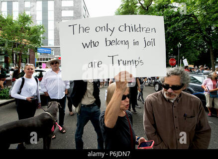 Portland, Oregon, Stati Uniti d'America. Il 30 giugno, 2018. Le persone si radunano nel centro di Portland per dimostrare contro il Trump dell amministrazione di "tolleranza zero"" le politiche di separare i figli dai genitori che cercano asilo negli Stati Uniti. Portland è una delle centinaia di città acoss U.S. azienda sorella rally per la mothership 'Famiglie appartengono insieme raduno a Washington, DC Credito: Brian Cahn/ZUMA filo/Alamy Live News Foto Stock