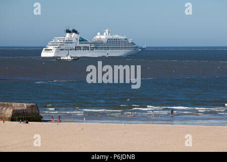 Great Yarmouth, Regno Unito. Il 30 giugno 2018. La Seabourn Ricerca lasciando Great Yarmouth del porto esterno legato per Dover. In una regione del nord tour europeo con Seabourn Cruise Line, 458 passeggeri per la maggior parte dagli Stati Uniti, erano stati accolti per una ricezione civica tra cui brass band sul Quayside e offerto una gita in pullman della località attrazioni chiave. Credito: Adrian Buck/Alamy Live News Foto Stock