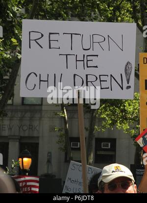 New York, NY, STATI UNITI D'AMERICA. Il 30 giugno, 2018. I partecipanti al 'fine la separazione familiare NYC Rally e marzo in cui i dimostranti hanno marciato da Manhattan Foley Square attraverso il Ponte di Brooklyn a Brooklyn Cadman Plaza per protestare contro il presidente Donald Trump la politica in materia di immigrazione in New York New York il 30 giugno 2018. Credito: Rainmaker foto/media/punzone Alamy Live News Foto Stock