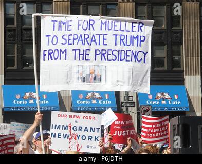 New York, NY, STATI UNITI D'AMERICA. Il 30 giugno, 2018. I partecipanti al 'fine la separazione familiare NYC Rally e marzo in cui i dimostranti hanno marciato da Manhattan Foley Square attraverso il Ponte di Brooklyn a Brooklyn Cadman Plaza per protestare contro il presidente Donald Trump la politica in materia di immigrazione in New York New York il 30 giugno 2018. Credito: Rainmaker foto/media/punzone Alamy Live News Foto Stock