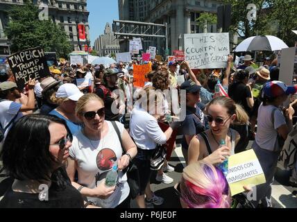 New York, Stati Uniti d'America. Il 30 giugno, 2018. Le persone partecipano al "Fine la separazione familiare NYC' rally nel centro cittadino di Manhattan a New York, gli Stati Uniti, il 30 giugno 2018. Decine di migliaia di Americani hanno marciato e raccolse attraverso gli Stati Uniti per protestare contro la Trump dell amministrazione di "tolleranza zero" in materia di immigrazione risultante in oltre 2.000 bambini separati dalle loro famiglie che hanno attraversato illegalmente la frontiera. Credito: Zhou Sa'ang/Xinhua/Alamy Live News Foto Stock