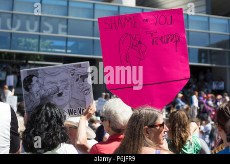 Eugene, Oregon, Stati Uniti d'America. Il 30 giugno, 2018. Cittadini rally per protestare contro la separazione dei figli di immigrati dai loro genitori quando si attraversa il confine con gli Stati Uniti. Copyright: Gina Kelly/Alamy Live News Foto Stock