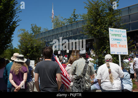 Eugene, Oregon, Stati Uniti d'America. Il 30 giugno, 2018. Cittadini rally per protestare contro la separazione dei figli di immigrati dai loro genitori quando si attraversa il confine con gli Stati Uniti. Copyright: Gina Kelly/Alamy Live News Foto Stock