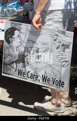 Eugene, Oregon, Stati Uniti d'America. Il 30 giugno, 2018. Cittadini rally per protestare contro la separazione dei figli di immigrati dai loro genitori quando si attraversa il confine con gli Stati Uniti. Copyright: Gina Kelly/Alamy Live News Foto Stock