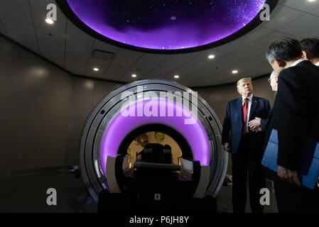 Mount Pleasant, Wisconsin - SETTIMANA DI GIUGNO 24: Presidente Trump tours la struttura Foxconn giovedì, 28 giugno 2018, presso l'Opus edificio in Mount Pleasant, Wisconsin. Persone: presidente Donald Trump Foto Stock