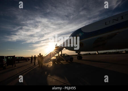 Fargo, il Dakota del Nord - SETTIMANA DI GIUGNO 24: Presidente Trump si profila come egli vive Air Force One il Mercoledì, Giugno 27, 2018 a Fargo, North Dakota en route a Milwaukee, Wisconsin Persone: presidente Donald Trump Foto Stock