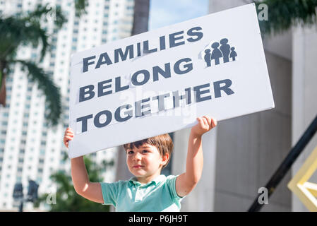 Miami, Florida, Stati Uniti d'America. Il 30 giugno, 2018. Gli attivisti partecipare a tenere insieme le famiglie marzo per protestare Trump dell Amministrazione di politica in materia di immigrazione in downtown Miami Credito: Orit Ben-Ezzer/ZUMA filo/Alamy Live News Foto Stock