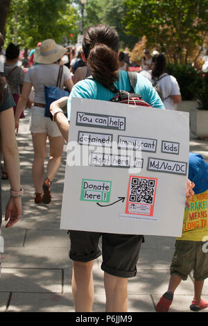 Washington DC, Stati Uniti d'America. 30 GIU, 2018. Le famiglie appartengono insieme al Rally di Lafayette Park a Washington D.C., il 30 giugno 2018. Credito: Robert Meyers/Alamy Live News Foto Stock