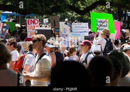 Washington DC, Stati Uniti d'America. 30 GIU, 2018. Le famiglie appartengono insieme al Rally di Lafayette Park a Washington D.C., il 30 giugno 2018. Credito: Robert Meyers/Alamy Live News Foto Stock