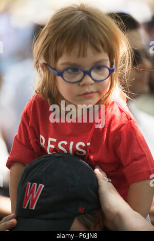Washington DC, Stati Uniti d'America. 30 GIU, 2018. Le famiglie appartengono insieme al Rally di Lafayette Park a Washington D.C., il 30 giugno 2018. Credito: Robert Meyers/Alamy Live News Foto Stock