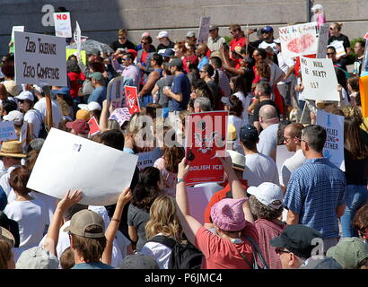 Denver, Colorado, Stati Uniti d'America. 30 GIU, 2018. Migliaia di anti-Trump manifestanti mostrano il loro sostegno per le famiglie immigrate presso le famiglie appartengono insieme: Libertà per gli immigrati rally di massa e Marzo. Persone azienda segni. Credito: Faina Gurevich/Alamy Live News Foto Stock