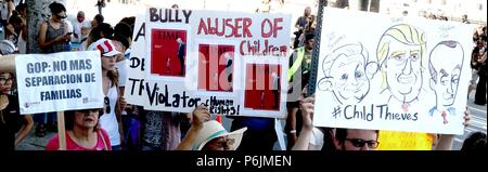 30 giugno 2018 Los Angeles, California Families Belong Together: Freedom for Immigration March, questo evento faceva parte di una serie di proteste a livello nazionale contro la politica dell'amministrazione Trump di separare le famiglie al confine tra Stati Uniti e Messico. Migliaia di persone si sono riunite nel centro di Los Angeles per esprimere la loro opposizione a questa politica e per chiedere la riunificazione di famiglie separate Foto Stock