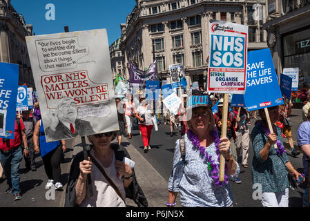 Londra, Regno Unito. Il 30 giugno 2018. NHS 70 marzo a Downing Street. Decine di migliaia di persone raccolte dalla BBC a Portland Place e hanno marciato attraverso il centro di Londra per contrassegnare il settantesimo anniversario del Servizio Sanitario Nazionale. Essi si battono per porre fine ai tagli, della privatizzazione e per rendere credibile il finanziamento. Il marzo e il rally è stato organizzato dall'Assemblea popolare contro austerità, campagne di salute insieme, TUC e assistenza sanitaria dei sindacati. Credito: Stephen Bell/Alamy Live News. Foto Stock