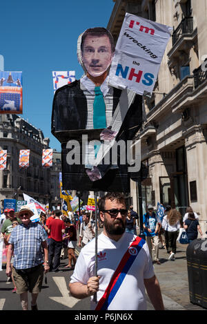 Londra, Regno Unito. Il 30 giugno 2018. NHS 70 marzo a Downing Street. Decine di migliaia di persone raccolte dalla BBC a Portland Place e hanno marciato attraverso il centro di Londra per contrassegnare il settantesimo anniversario del Servizio Sanitario Nazionale. Essi si battono per porre fine ai tagli, della privatizzazione e per rendere credibile il finanziamento. Il marzo e il rally è stato organizzato dall'Assemblea popolare contro austerità, campagne di salute insieme, TUC e assistenza sanitaria dei sindacati. Credito: Stephen Bell/Alamy Live News. Foto Stock