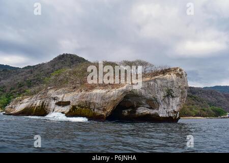 Parco Nazionale di Arches Vallarta o sottomarino Los Arcos Marine Park (Las Peñas o rocce), con una grande varietà di uccelli marini tra cui fregate (forbici Foto Stock