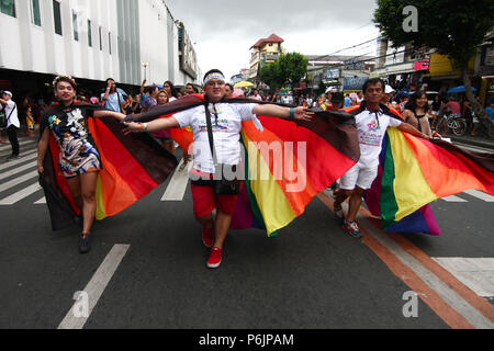 Un orgoglio marzo partecipante indossa un costume colorato. Migliaia di gay i membri hanno marciato per le strade di Marikina, Metro Manila come essi hanno partecipato a questo anno di orgoglio marzo. Foto Stock