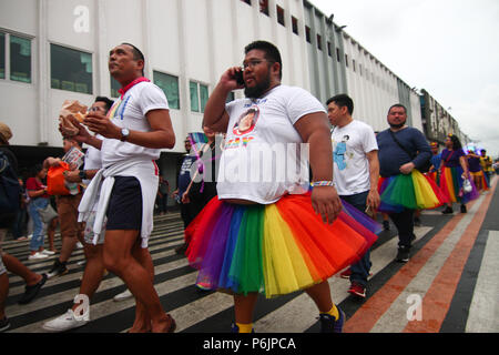 Orgoglio marzo i partecipanti indossano costumi colorati. Migliaia di gay i membri hanno marciato per le strade di Marikina, Metro Manila come essi hanno partecipato a questo anno di orgoglio marzo. Foto Stock