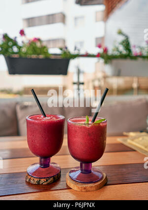 Due succosa berry smoothie sul tavolo Foto Stock