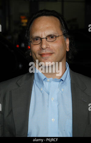 Buzz Bissinger (Libro scrittore) arrivando al venerdì notte luci Premiere al Chinese Theatre di Los Angeles. Ottobre 6, 2004.BissingerBuzz BookWriter060 Red Carpet Event, verticale, STATI UNITI D'AMERICA, industria cinematografica, celebrità, fotografia, Bestof, arte cultura e intrattenimento, Topix celebrità moda / Verticale, meglio di, evento nella vita di Hollywood - California, moquette rossa e dietro le quinte, USA, industria cinematografica, celebrità, movie celebrità, personaggi televisivi, musica celebrità, fotografia, Bestof, arte cultura e intrattenimento, Topix, headshot, verticale, una persona, dall'anno , 2004, inchiesta tsu Foto Stock