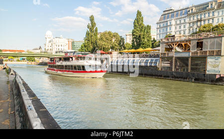 Vienna Austria giugno.20 2018, Schwedenplatz Downtown Canale del Danubio, turistiche in barca Foto Stock