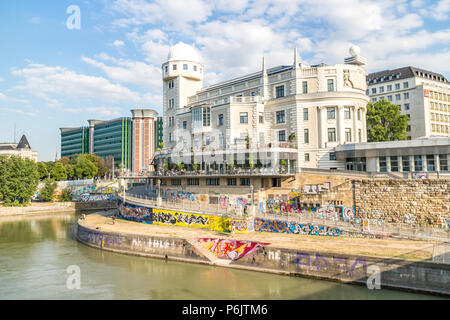 Vienna Austria giugno.20 2018, Schwedenplatz Downtown Canale del Danubio, vista dell'Urania pubblica istituto educativo e osservatorio Foto Stock